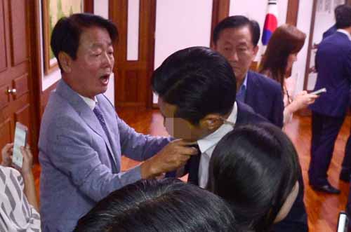 ▲ 2016년 9월1일 당시 '정세균 국회의장 사퇴결의안'을 발표한 새누리당 의원들이 1일 서울 여의도 국회의장 집무실에서 정 의장 항의 방문 중 한선교 의원이 취재진들의 출입을 막은 경호원들과 실랑이를 하고 있는 모습.<사진제공=뉴시스>