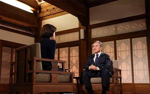 ▲ 문재인 대통령이 9일 오후 청와대 상춘재에서 열린 문재인 정부 2년 특집 대담 ‘대통령에게 묻는다’에서 사회자의 질문에 답변하고 있다. <사진=청와대>