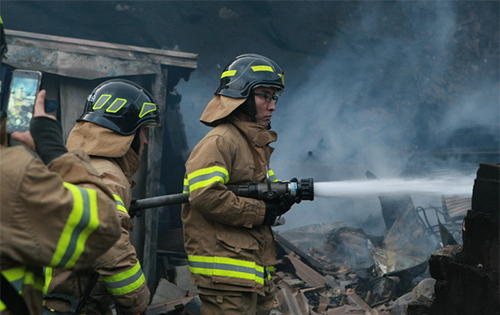 ▲ 지난달 5일 강원 속초시 영랑호 인근 마을로 번진 산불을 진압 중인 소방관들. <사진제공=뉴시스>
