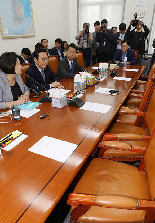 ▲ 14일 서울 여의도 국회에서 자유한국당, 바른미래당 의원이 불참한 가운데 열린 행정안전위원회 법안심사소위원회에서 홍익표 위원장 등 민주당 의원들이 참석해 있다.  한국당이 장외투쟁 중이어서 의결정족수를 채우기 위해 권은희 의원 참석이 필수적이었지만 참석하지 않았다. <사진제공=뉴시스>