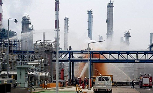 ▲ 한화토탈 서산시 대산공장에서 유증기가 유출돼 소방당국이 탱크에 물을 뿌려 식히고 있다. <사진=민주노총 제공, 뉴시스>