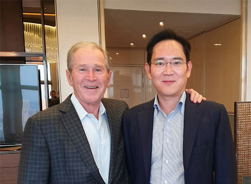 ▲ 이재용 삼성전자 부회장이 지난 22일 서울의 한 호텔에서 조지 W 부시 전 미국 대통령을 만나 면담한 뒤 기념촬영하고 있다. <사진=삼성전자 제공, 뉴시스>