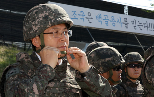 ▲ 자유한국당 황교안 대표가 23일 오전 강원도 철원군 3사단 철거된 GP방문을 위해 비무장지대 통문 앞에서 철모를 쓰고 있다. <사진제공=뉴시스>