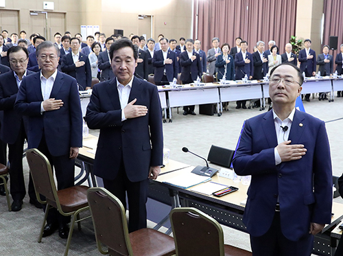 ▲ 문재인 대통령이 16일 세종 어진동 정부세종컨벤션센터에서 열린 2019 국가재정전략회의에서 국기에 경례하고 있다. 왼쪽부터 이해찬 더불어민주당 대표, 문재인 대통령, 이낙연 국무총리, 홍남기 부총리 겸 기획재정부 장관. <사진제공=뉴시스>