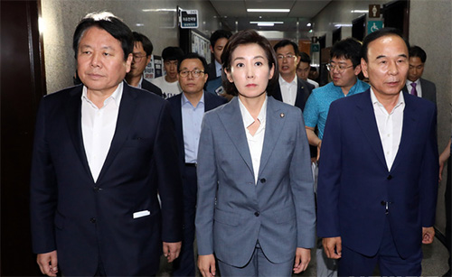 ▲ 24일 오후 서울 여의도 국회에서 열린 자유한국당 의원총회에서 국회정상화를 위한 교섭단체 3당 합의문이 추인 받지 못한 가운데 자유한국당 나경원 원내대표가 의총을 끝내고 원내대표실로 향하고 있다. <사진제공=뉴시스>