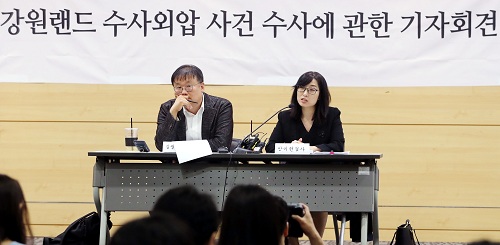 ▲ 강원랜드 채용비리 수사외압을 폭로한 안미현 검사가 지난해 5월 15일 오전 서울 서초구 변호사교육문회화관에서 강원랜드 수사외압 사건 수사에 관한 기자회견을 하고 있는 모습. 이날 안미현 검사는 문무일 현 검찰총장 역시 수사에 외압을 행사한 의혹이 있다며 진상 규명을 요구했다. <사진제공=뉴시스>