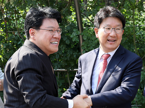 ▲ 권성동 자유한국당 의원이 24일 서울 서초구 서울중앙지법에서 열린 강원랜드 채용비리 사건 1심 선고공판에서 무죄를 선고받은 후 법원을 나와 장제원 의원과 기뻐하고 있다. <사진제공=뉴시스>