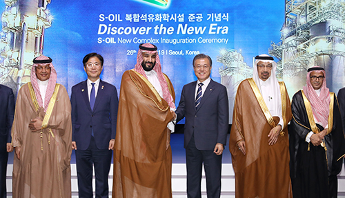 ▲ 문재인 대통령이 26일 서울 중구 신라호텔에서 열린 에쓰오일 복합 석유화학시설 준공 기념식에서 무함마드 빈 살만 빈 압둘 아지즈 알-사우드(무함마드 빈 살만) 사우디아라비아 왕세자와 함께 기념촬영하고 있다. 왼쪽부터 알 트와이즈리 사우디 경제기획부 장관, 성윤모 산업통상자원부 장관, 사우디아라비아 왕세자, 문 대통령, 알 팔레 사우디 에너지산업광물자원부 장관, 알 무바라키 주한사우디대사. <사진제공=뉴시스>