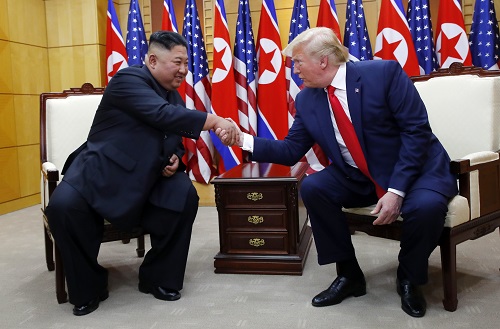 ▲ 도널드 트럼프 미국 대통령과 김정은 북한 국무위원장이 30일 판문점 자유의 집에서 북-미 정상회담을 하기 전 악수하고 있다. <사진제공=뉴시스>