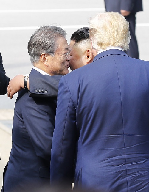 ▲ 문재인 대통령이 30일 판문점 자유의 집에서 트럼프 미국 대통령과의 정상회담을 끝내고 북으로 돌아가는 김정은 북한 국무위원장과 포옹을 하고 있다. <사진제공=뉴시스>