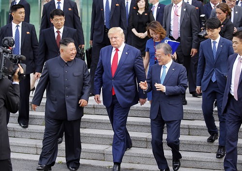 ▲ 도널드 트럼프 미국 대통령과 김정은 북한 국무위원장이 30일 판문점 자유의 집에서 북-미 정상회담을 하기 전 악수하고 있다. <사진제공=뉴시스>