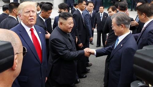 ▲ 문재인 대통령과 김정은 북한 국무위원장이 30일 경기 파주 판문점 공동경비구역(JSA) 자유의 집 앞에서 악수하고 있다. <사진제공=뉴시스>