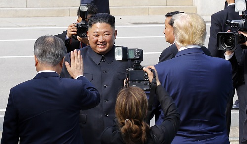 ▲ 문재인 대통령이 30일 판문점 자유의 집에서 트럼프 미국 대통령과의 정상회담을 끝내고 북측으로 돌아가는 김정은 북한 국무위원장과 인사를 나누고 있다. <사진제공=뉴시스>