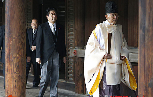 ▲ 2013년 12월 26일 아베 신조(安倍晉三) 일본 총리가 야스쿠니(靖國) 신사를 참배하게 위해 신관을 따라가고 있는 모습. <사진제공=뉴시스>