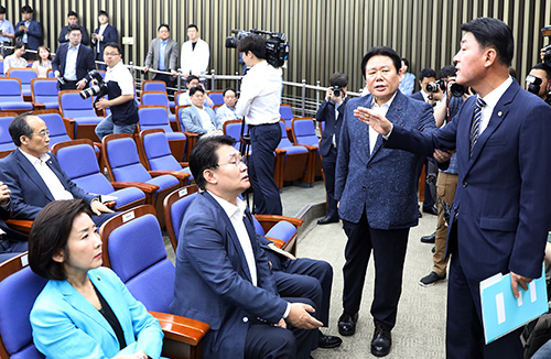 ▲ 5일 서울 여의도 국회에서 열린 자유한국당 당 국회예결특별위원장 후보자 선출 의원총회에서 황영철 의원이 공개, 비공개를 두고 불만을 말하고 있다.<사진제공=뉴시스>