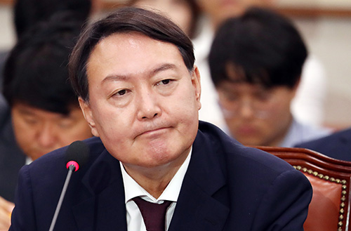 ▲ 8일 오전 서울 여의도 국회에서 열린 검찰총장후보자(후보자 윤석열) 인사청문회에서 윤석열 후보자가 의원 질의를 듣고 있다. <사진제공=뉴시스>