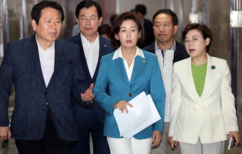 ▲ 자유한국당 나경원 원내대표가 14일 오후 서울 여의도 국회에서 열린 "안보해체, 이제는 문재인 대통령이 답해야 합니다." 기자회견에 정양석 원내수석부대표와 함께 참석하고 있다. <사진제공=뉴시스>