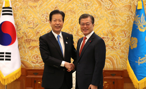 ▲ 문재인 대통령이 2017년 11월23일 오전 청와대 접견실에서 야마구치 나쓰오 일본 공명당 대표를 접견, 악수하고 있는 모습. <사진제공=뉴시스>