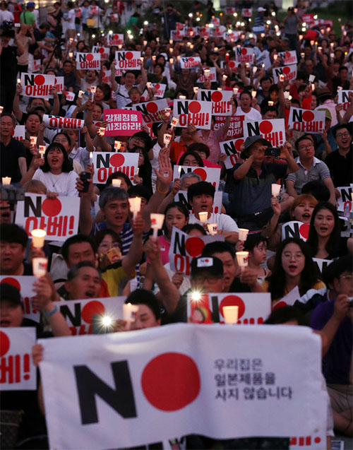 ▲ 27일 오후 서울 종로구 광화문광장에서 열린 아베 규탄 2차 촛불문화제에서 참석자들이 경제침략 중단, 평화방해 규탄, 친일적폐 청산, 한일군사정보보호협정 폐기를 촉구하며 촛불을 들고 구호를 외치고 있다. <사진제공=뉴시스>