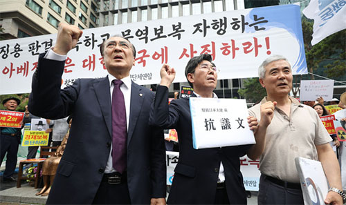 ▲ 항일독립선열선양단체연합 관계자들이 23일 서울 종로구 옛 일본대사관 앞에서 강제징용 사죄를 촉구하고 경제보복을 규탄하는 기자회견을 마친 후 일본대사관에 경제보복에 대한 항의문을 전달하기 전 구호를 외치고 있다. <사진제공=뉴시스>