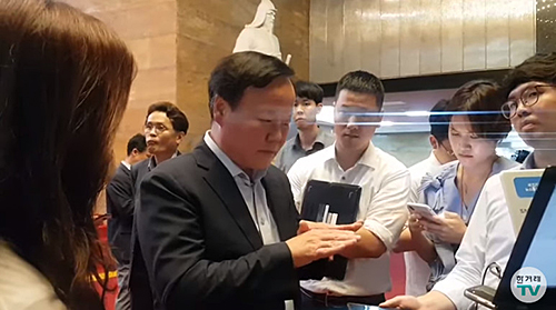 ▲ 자유한국당 소속 김재원 국회 예산결산특별위원장이 추가경정예산안 협상이 이뤄지는 가운데 1일 음주한 모습으로 나타나 논란이 불거졌다. 국회 본청에서 기자들과 만나 대화 중인 모습. <이미지 출처=한겨레TV 영상 캡처>