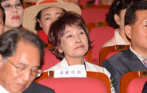 ▲ 2017년 9월25일 오후 서울 여의도 국회 의원회관 대회의실에서 열린 자유한국당 디지털정당위원회 출범식에 참석한 주옥순 엄마부대 대표가 홍준표 대표의 인사말을 듣고 있는 모습. 주 대표는 자유한국당 디지털정당위원회 부위원장에 임명됐다. <사진제공=뉴시스>