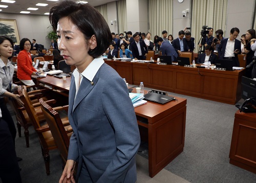 ▲ 지난 6일 서울 여의도 국회에서 열린 국회 운영위원회 전체회의에서 자유한국당 나경원 원내대표가 오전 회의 정회 후 퇴장하고 있는 모습. <사진제공=뉴시스>