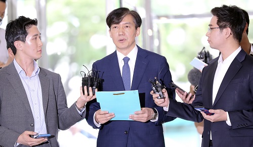 ▲ 조국 법무부 장관 후보자가 25일 서울 종로구 인사청문회 준비 사무실로 출근하며 논란에 관한 소회를 밝히고 있다. <사진제공=뉴시스>