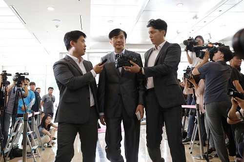 ▲ 조국 법무부 장관 후보자가 27일 오후 서울 종로구 인사청문회 준비 사무실이 마련된 사무실로 출근하던 중 기자들의 질문을 받고 있다. <사진제공=뉴시스>