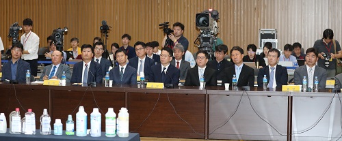 ▲ 2019 가습기살균제참사 진상규명 청문회가 열린 27일 오전 서울시청 다목적홀에 증인 및 참고인들이 출석해 자리하고 있다. <사진제공=뉴시스>