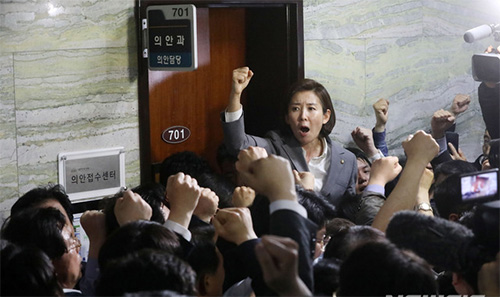 ▲ 지난 4월 25일 오후 서울 여의도 국회 본청 의안과 앞에서 자유한국당 나경원 원내대표를 비롯한 당직자들이 헌법수호를 외치고 있는 모습.<사진제공=뉴시스>