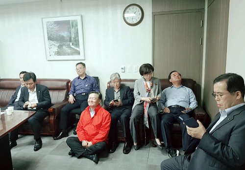 ▲ 지난 4월25일 서울 영등포구 여의도 국회 의원회관 바른미래당 채이배 의원실에서 자유한국당 의원들이 사법개혁특별위원회 간사로 선임된 채 의원을 사개특위에 참석하지 못하게 하기 위해 막아서고 있는 모습. <사진제공=뉴시스>