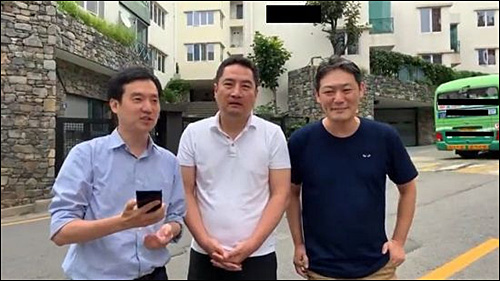 ▲ 유튜브 채널 ‘가로세로연구소’가 25일 올린 ‘이혼한 며느리 집에 산다는 조국 엄마 집(사이좋은 고부관계 ㅋㅋㅋ’란 제목의 영상. 좌로부터 김세의 전 MBC 기자, 강용석 변호사, 김용호 전 스포츠월드 기자가 조국 법무부 장관 후보자의 부산 어머니 집 앞에서 방송을 하고 있다. <이미지 출처=‘가로세로연구소’ 유튜브 캡처>