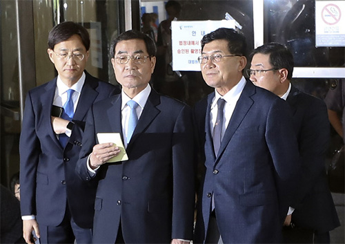 ▲ 29일 서울 서초구 대법원에서 박근혜 전 대통령과 이재용 삼성전자 부회장, 최순실 씨의 국정농단 사건에 대한 대법원의 상고심을 마친 뒤 이 부회장을 변호하고 있는 이인재 변호사가 발언을 하고 있다. <사진제공=뉴시스>