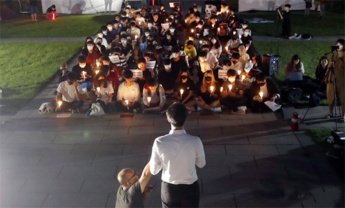 ▲ 고려대 학생들이 30일 서울 성북구 고려대학교 중앙광장에서 조국 법무부 장관 후보자 딸의 입학 비리 의혹에 대한 진상규명을 촉구하며 촛불을 들고 있다. <사진제공=뉴시스>