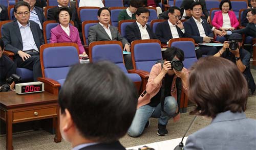 ▲ 3일 오후 서울 여의도 국회에서 열릴 자유한국당 '조국 후보자의 거짓과 선동' 대국민 고발 언론간담회에서 나경원 원내대표의 발언을 의원들이 듣고 있다. <사진제공=뉴시스>