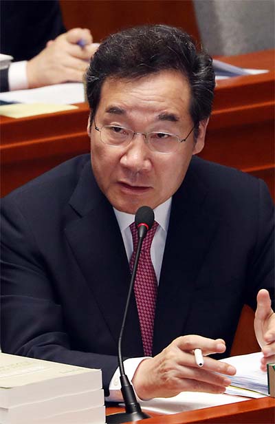 ▲ 5일 서울 여의도 국회에서 열린 예산결산특별위원회 제4차 전체회의에서 이낙연 총리가 조국 후보자 관련 의원 질의에 답변하고 있다. <사진제공=뉴시스>