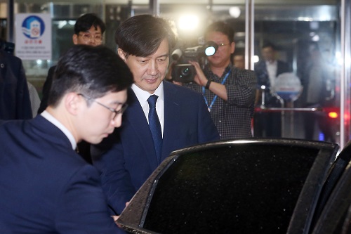 ▲ 인사청문회를 마친 조국 법무부 장관 후보자가 7일 새벽 서울 여의도 국회를 떠나고 있다. <사진제공=뉴시스>