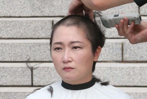 ▲ 무소속 이언주 의원이 10일 서울 여의도 국회 본청 계단앞에서 조국 법무부장관 임명을 규탄하는 삭발을 하고 있다.<사진제공=뉴시스>