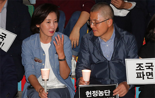 ▲ 17일 오후 서울 종로구 세종문화회관 앞에서 열린 '문재인 정권의 헌정유린 중단과 위선자 조국 파면 촉구 투쟁' 집회에 참석한 황교안(오른쪽) 자유한국당 대표와 나경원 원내대표가 대화하고 있다. <사진제공=뉴시스>