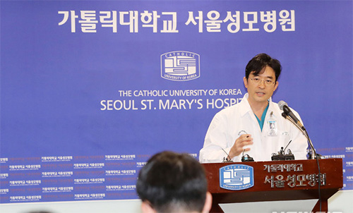 ▲ 국정농단 사건으로 서울구치소에 구속 수감 중인 박근혜 전 대통령이 서울성모병원에서 어깨 수술을 받은 가운데 17일 오후 서울 서초구 서울성모병원 세미나실에서 주치의 정형외과 김양수 교수가 수술 관련 브리핑을 하고 있다. <사진제공=뉴시스>