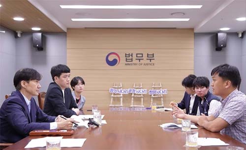 ▲ 조국 법무부 장관이 11일 경기도 과천시 정부과천청사 법무부에서 청년시민단체 '청년전태일' 회원들과 이야기를 나누고 있다. <사진=법무부 제공, 뉴시스>