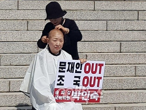 ▲ 11일 국회 본관 앞 계단 밑에서 삭발하고 있는 자유한국당 박인숙 의원. <사진=황정현 기자>