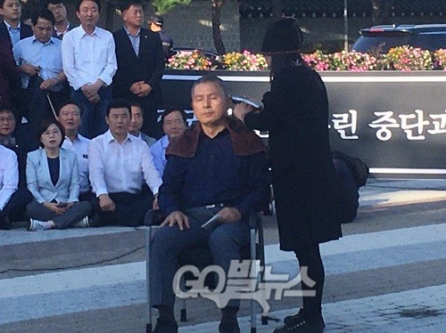 ▲ 16일 서울 종로구 청와대 앞 분수대 광장에서 삭발하고 있는 자유한국당 황교안 대표. <사진=황정현 기자>