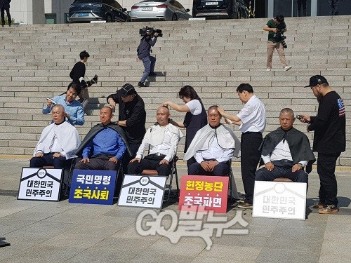 ▲ 19일 국회 본청 계단 앞에서 삭발하고 있는 (왼쪽부터) 자유한국당 이만희, 김석기, 최교일, 송석준, 장석춘 의원.<사진=황정현 기자>