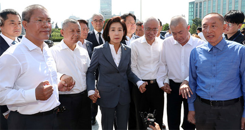 ▲ 자유한국당 나경원 원내대표가 19일 오전 서울 여의도 국회 본청 계단앞에서 조국 법무부장관 사퇴와 문재인 정권을 규탄하며 삭발을 한 의원들을 격려하고 있다. 왼쪽부터 송석준, 장석춘 의원, 나경원 원내대표, 최교일, 이만희, 김석기 의원. <사진제공=뉴시스>