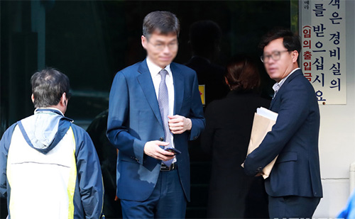 ▲ 검찰 수사관들이 23일 오전 서울 서초구 방배동 조국 법무부 장관 자택 압수수색을 하기 위해 건물로 들어서려 하고 있다. <사진제공=뉴시스>