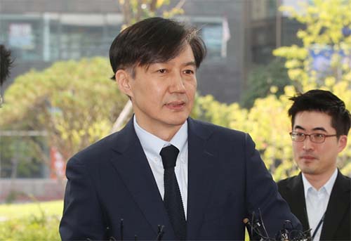 ▲ 조국 법무부 장관이 25일 오전 두번째 '검사와의 대화' 자리를 위해 충남 대전지방검찰청 천안지청으로 들어서고 있다. <사진제공=뉴시스>