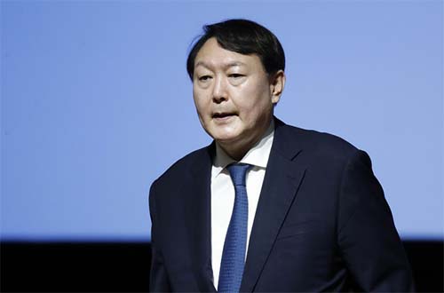 ▲ 윤석열 검찰총장이 25일 인천 중구 파라다이스 호텔에서 열린 제29차 마약류퇴치국제협력회의 개막식에 참석해 인사말을 마친 후 자리로 돌아가고 있다. <사진제공=뉴시스>