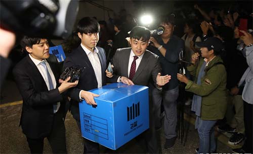 ▲ 검찰 수사관들이 23일 오후 서울 서초구 방배동 조국 법무부 장관 자택 압수수색을 11시간여에 걸쳐 실시한 뒤 압수물품이 담긴 상자를 들고 차량으로 이동하고 있다. <사진제공=뉴시스>